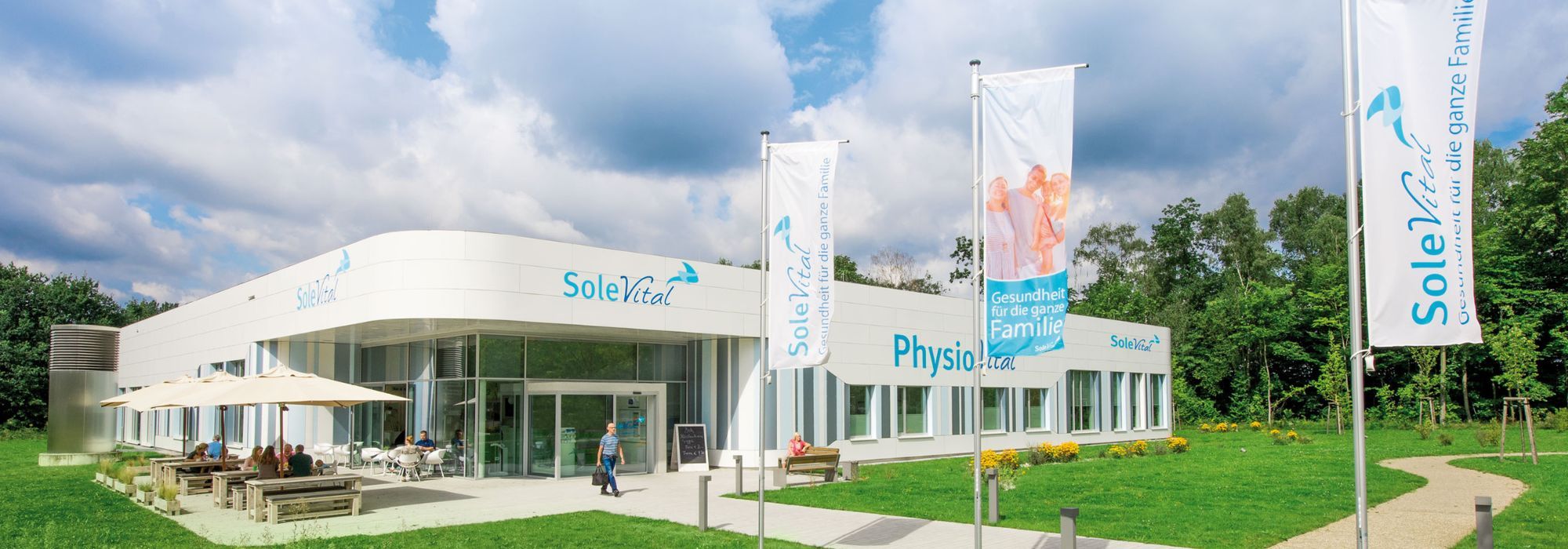 So sieht das Haus Sole-Vital von außen aus.
Es hat eine Terrasse.
Die Terrasse ist draußen.
Dort ist auch Physio-Vital.