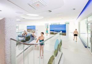 Die Salz-Wasser-Dusche.
Sie ist im Salz-Wellness-Bereich.