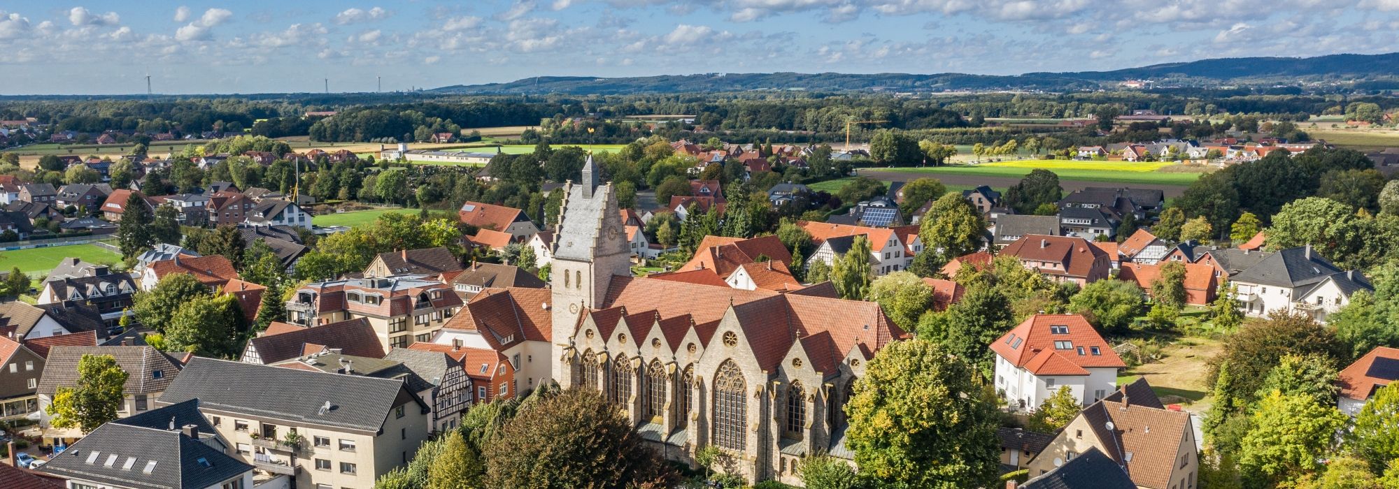 Der Ort Bad Laer von oben. Die Kirche ist katholisch. Sie steht im Ortskern.