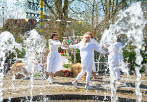 Mittsommer-Tänze von 4 Frauen auf dem Thieplatz am Springbrunnen
