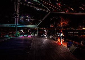 Auftritt von Künstlern auf der Bühne am Abend