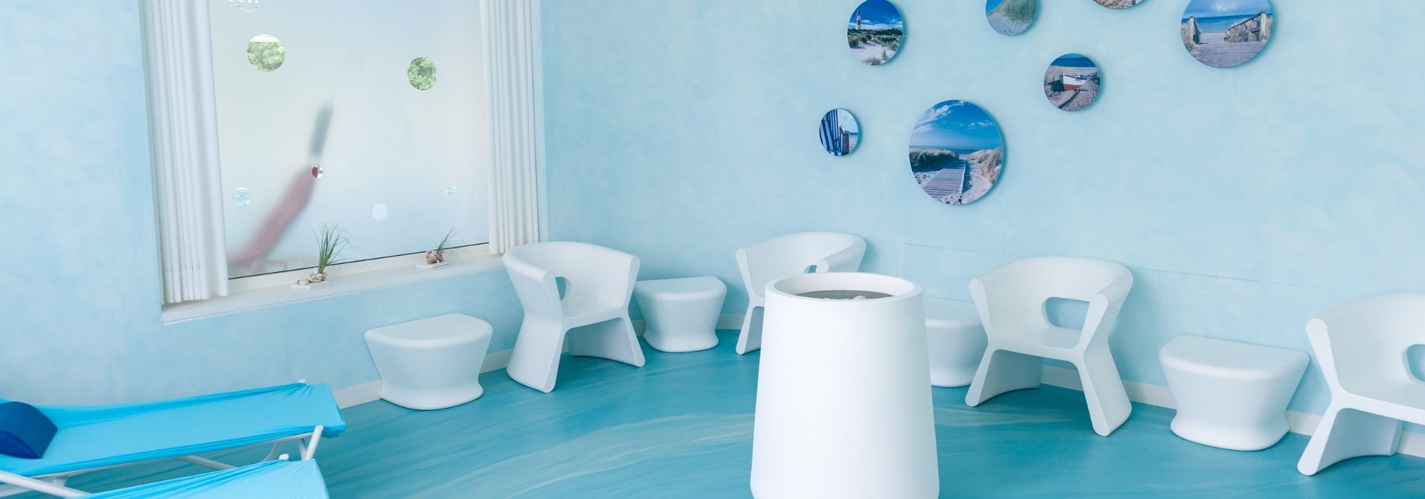 In der Sole-Lounge gibt es Salz-Wasser.
Das Salz-Wasser ist zum Wohl-fühlen.
Man kann dort sitzen.
Man kann sich ausruhen.