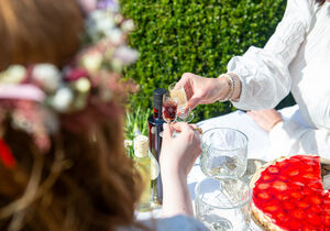 Anstoßen auf dem Thieplatz mit Bad Laerer Likör
