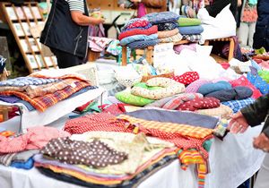 Ein bunt bestückter Verkaufsstand auf einem Markt