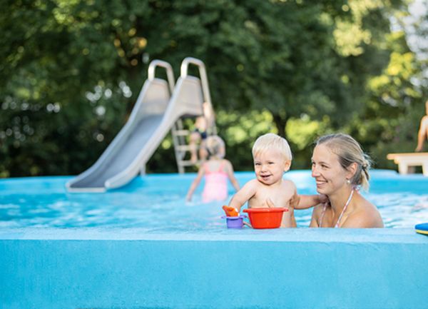 Kinder im Becken des Salz-Wasser-Frei-Bad dürfen plantschen.

Das Wasser hat Salz.
