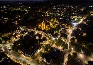 Bad Laer aus der Vogelperspektive bei Nacht