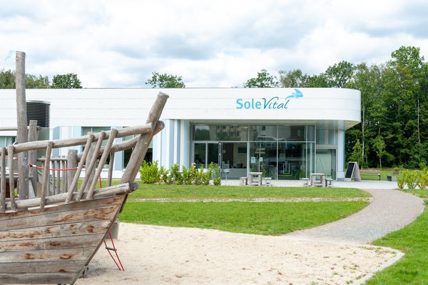 So sieht das Haus von außen aus.
Das Haus hat eine Außen-Terrasse.
Dort ist ein Spiel-Platz.