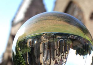 Spiegelbild der Kirche in einer Kugel