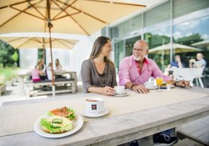 Blick auf die Außenterasse des SoleVitals und die Kombüse draußen ist eine Terrasse. Dort ist das SoleVitals. Nebenan ist die Küche.
