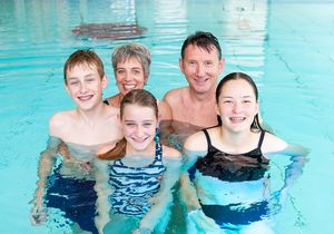 Familie ist im Therapie-Becken.
Das Becken ist im SoleVital.