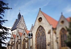 Kirche mit sommerlichem Hintergrund