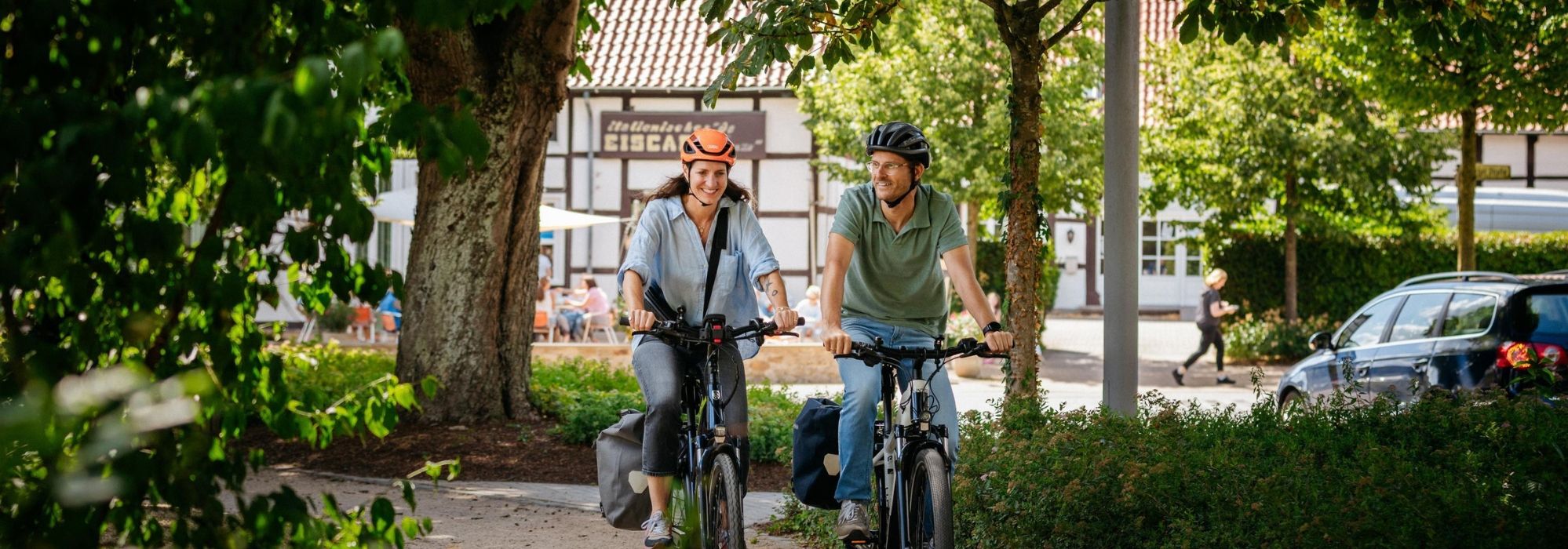 Zwei Leute fahren mit dem Rad.
Sie sind am Thie-Platz.
